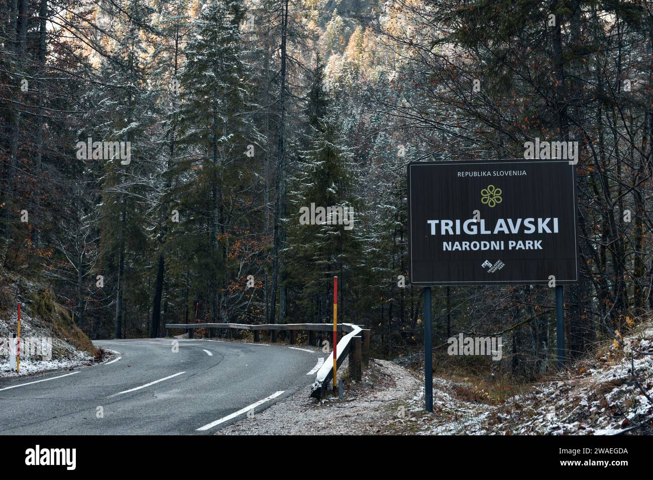 Straßenschild für den Nationalpark Triglav an der Vrsic-Straße in der Nähe von Kranjska gora in Slowenien Stockfoto
