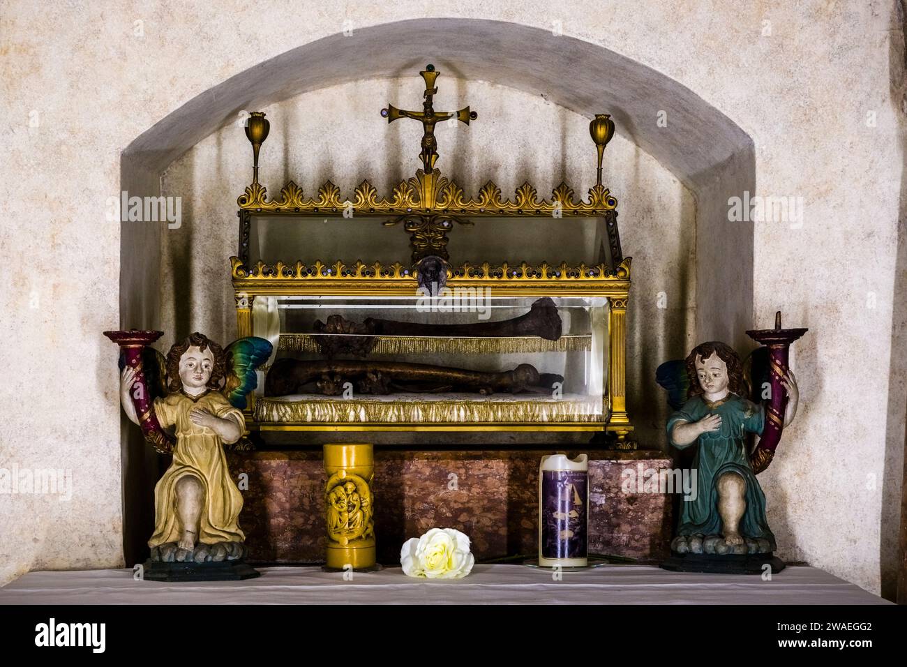 Die Überreste von St. Romedio in San Romedio, einem Wallfahrtsort im kleinen Tal Val di Non in der Nähe des Dorfes Sanzeno. Stockfoto