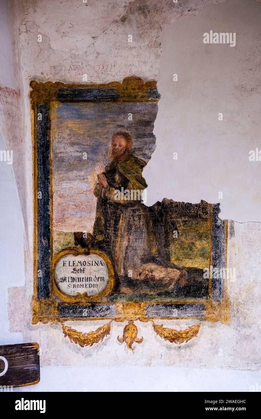 Wandmalerei in der Kirche San Romedio, einem Wallfahrtsort im kleinen Tal Val di Non in der Nähe des Dorfes Sanzeno. Stockfoto