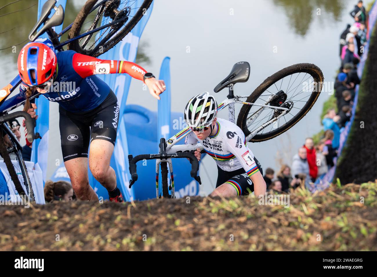 FEM van Empel folgt Lucinda Brand bei der UCI Cyclocross-Weltmeisterschaft in Hulst, Niederlande Stockfoto