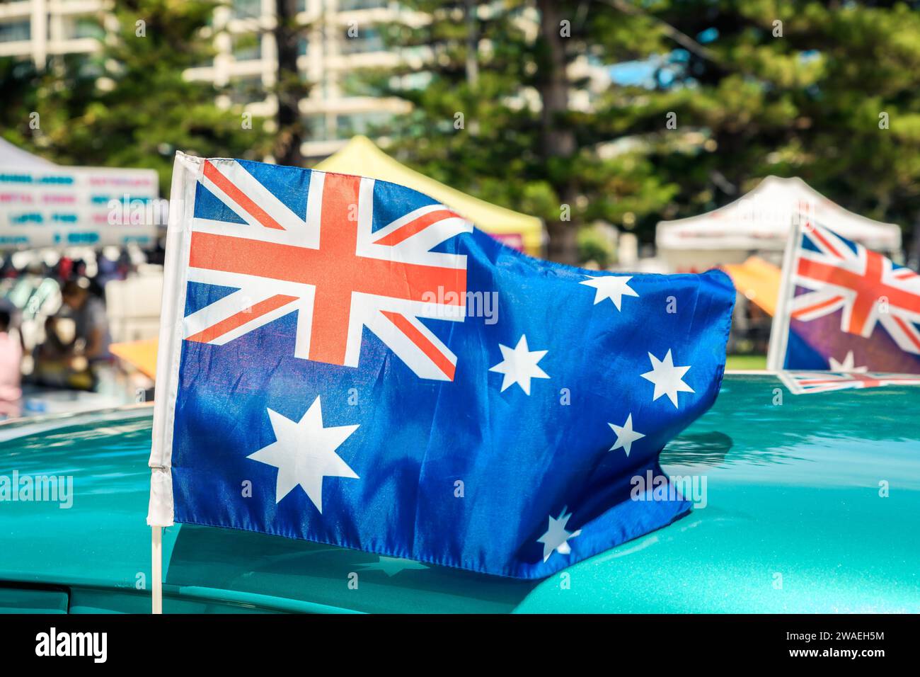 Die Flagge Australiens wurde während des Australientags am Auto befestigt Stockfoto