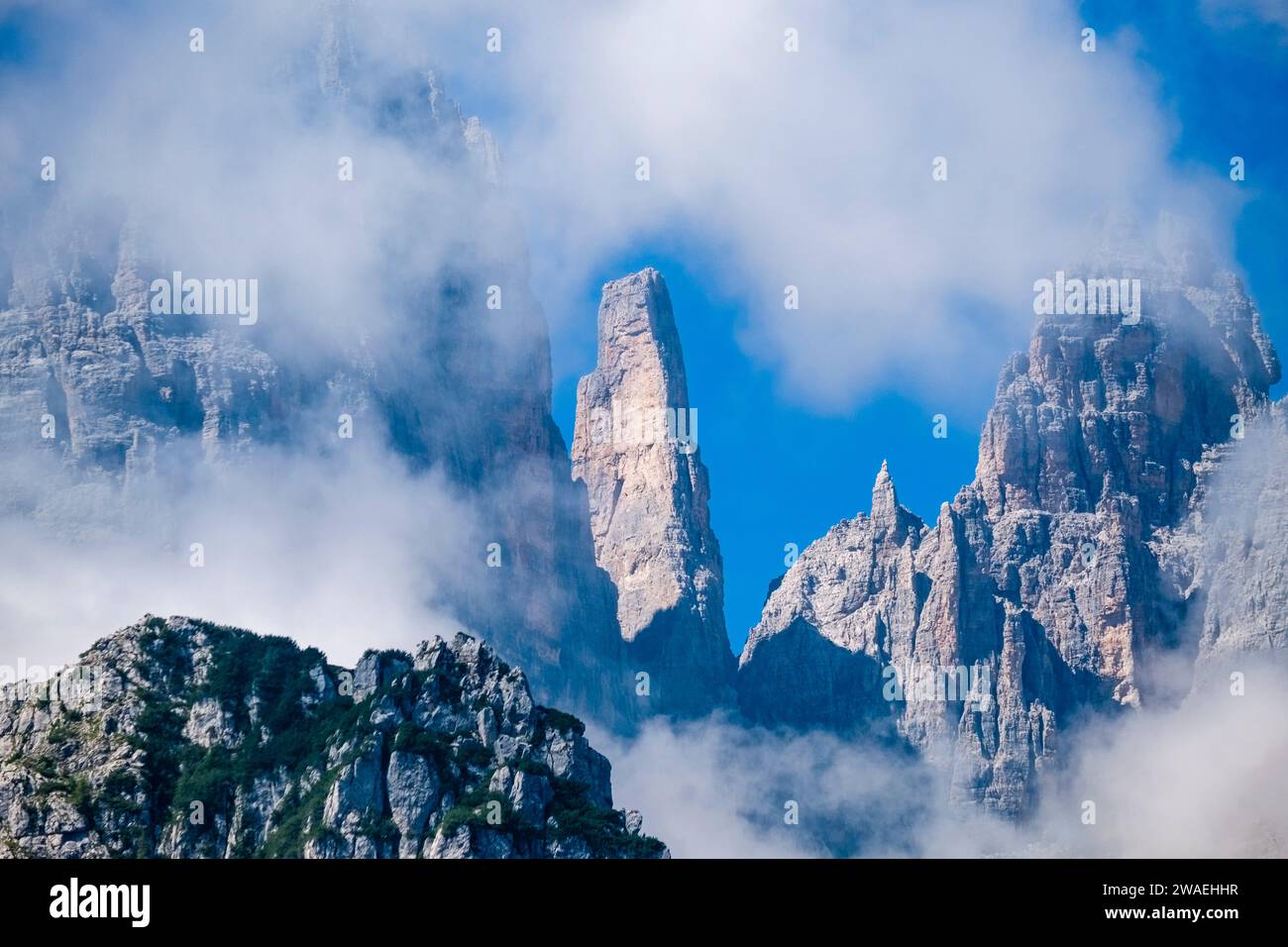 Das Hauptgebiet der Brenta-Dolomiten mit Cima Brenta Alta, Campanile Basso und Campanile Alto (von links), von der Berghütte Rifugio La Montan aus gesehen Stockfoto