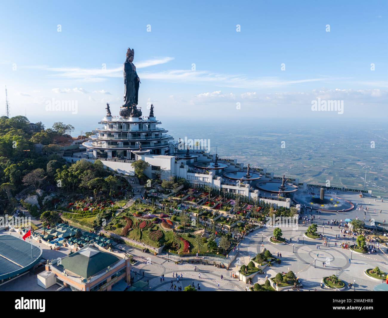 Blick auf das Touristengebiet Ba den Mountain, Provinz Tay Ninh, Vietnam. Eine einzigartige buddhistische Architektur mit der höchsten Erhebung in der Gegend Blick von belo Stockfoto