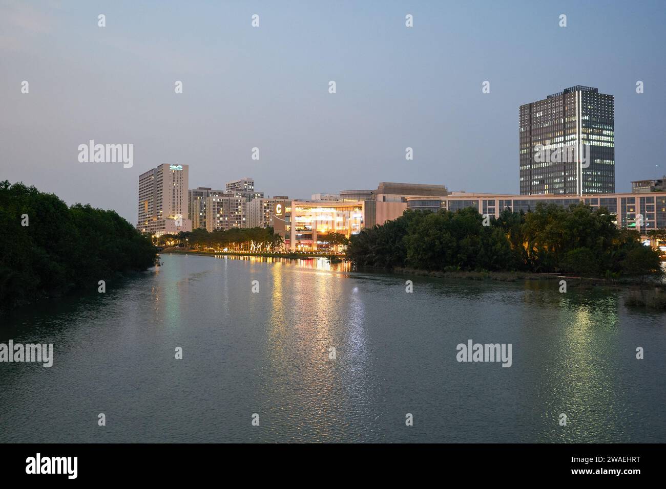 HO-CHI-MINH-STADT, VIETNAM - 29. MÄRZ 2023: Blick auf die Crescent-Residenz von der Starlight-Crescent-Brücke in District 7, Ho-Chi-Minh-Stadt. Stockfoto