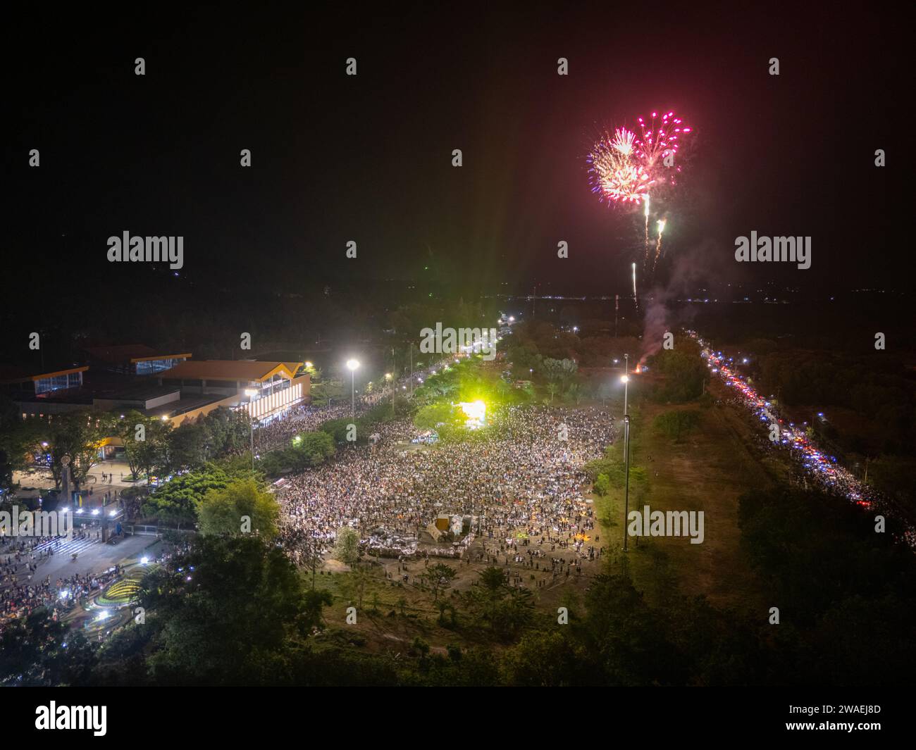Feiern. Skyline mit Feuerwerk erleuchtet den Himmel in Ba den Mountain, Tay Ninh Stadt, Vietnam. Wunderschöner Blick auf die Stadt bei Nacht. Feiertage, Neues feiern Stockfoto