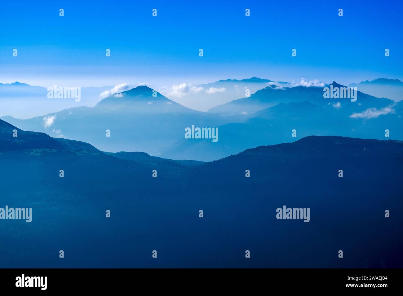 Silhouetten der Berge um Cima Palon und Monte Bondone, vom Gipfel des Croz dell'Altissimo aus gesehen. Stockfoto