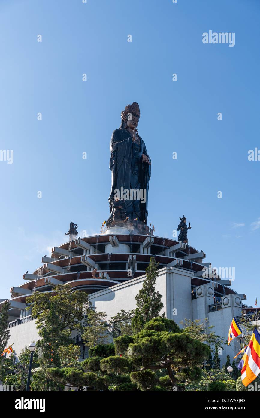 Blick auf das Touristengebiet Ba den Mountain, Provinz Tay Ninh, Vietnam. Eine einzigartige buddhistische Architektur mit der höchsten Erhebung in der Gegend Blick von belo Stockfoto