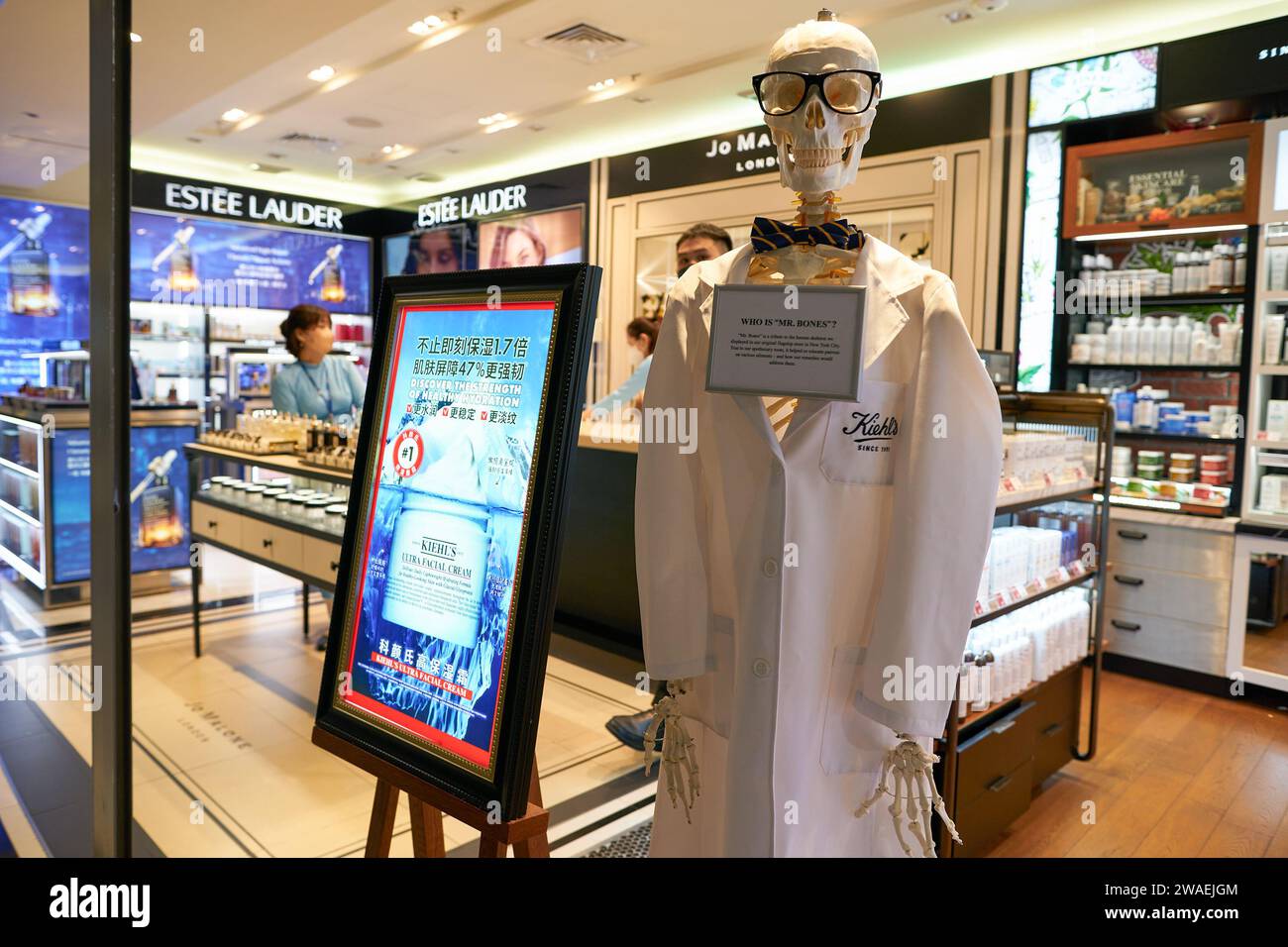 HO-CHI-MINH-STADT, VIETNAM - 30. MÄRZ 2023: Kiehl's Mr. Bones am Tan Son Nhat International Airport. Stockfoto