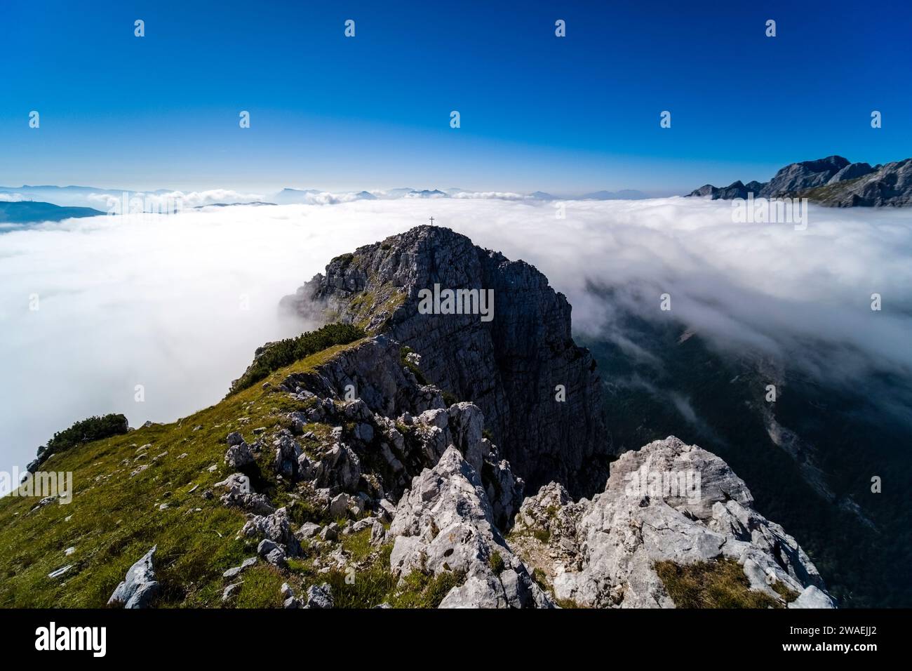 Das Tal von Molveno bedeckt mit Wolken, der Gipfel des Croz dell'Altissimo ragt aus den Wolken hervor, vom Gipfel der Cima Sophia aus gesehen. Stockfoto