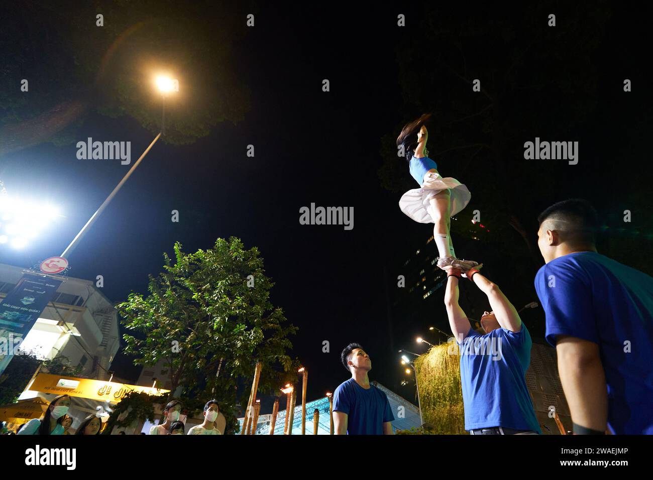 HO-CHI-MINH-STADT, VIETNAM - 26. MÄRZ 2023: Akrobatische Performance beim Youth fest 2023 in Ho-Chi-Minh-STADT. Stockfoto