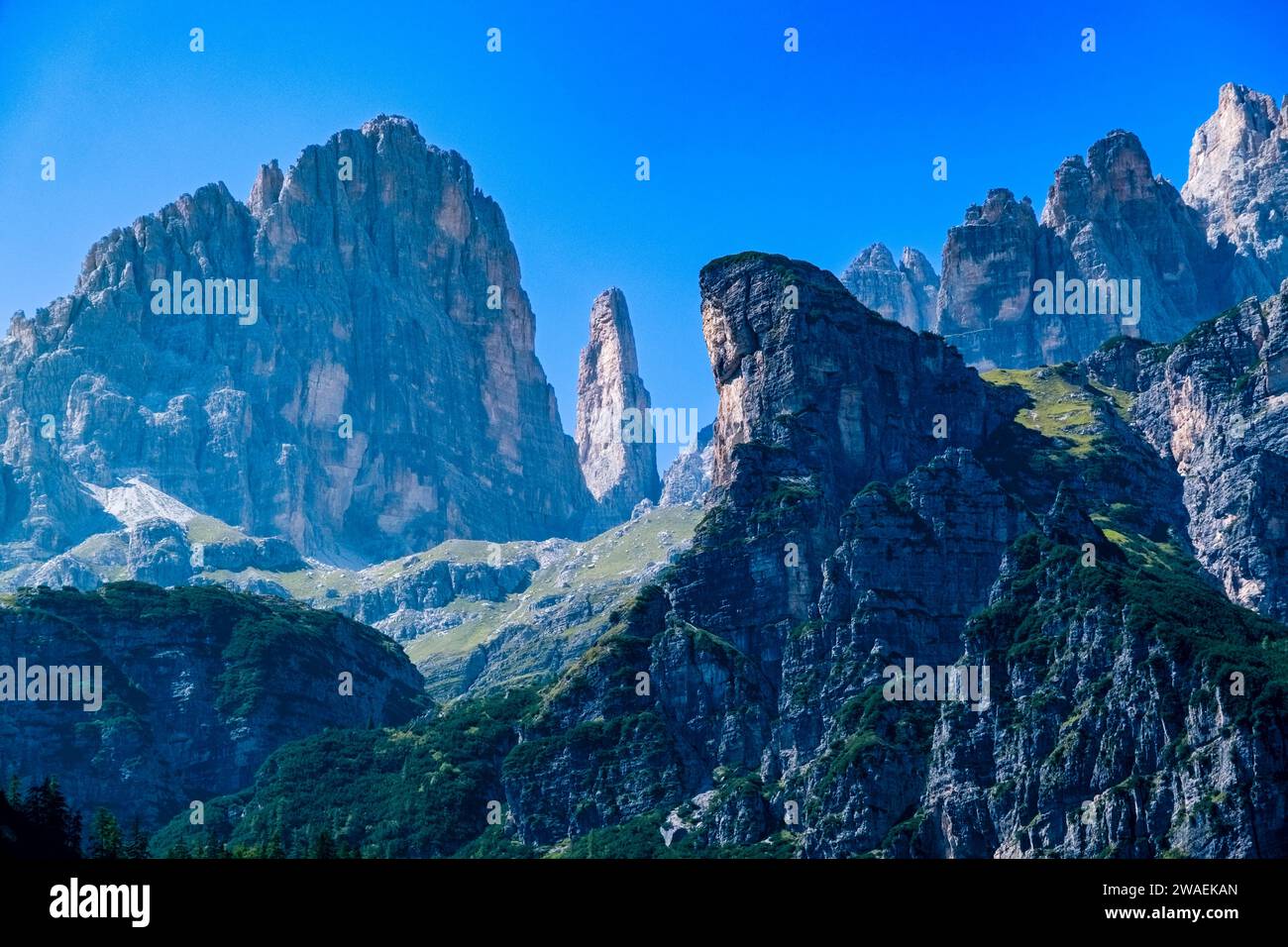 Das Hauptgebiet der Brenta-Dolomiten mit Cima Brenta Alta und Campanile Basso (von links), von der Berghütte Rifugio Pradel aus gesehen. Stockfoto