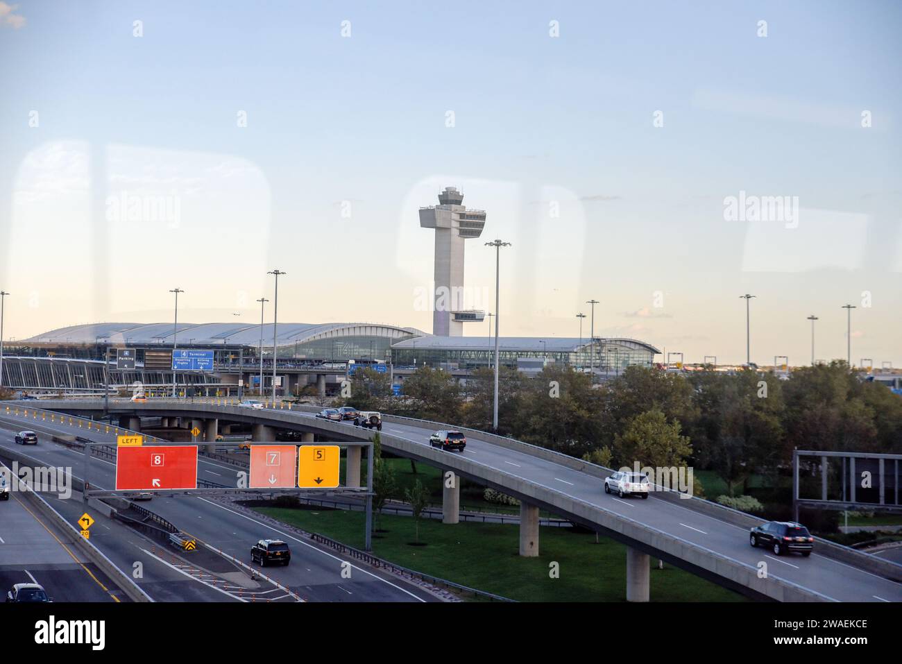 New York, NY, USA - 5. September 2021: Luftaufnahme des Flughafenterminals JFK, Turm und Vorfeld mit Flugzeugen von Delta Airlines aus dem aufsteigenden Flugzeug Stockfoto