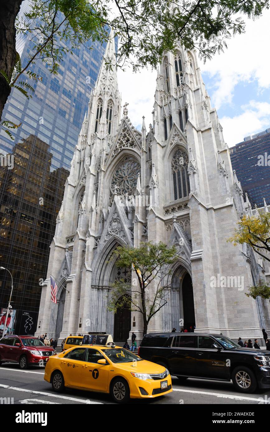 NEW YORK CITY – NOV. 26: Wahrzeichen von New York City, St. Patrick's Cathedral am 26. November 2016. Die Kathedrale ist Sitz des Erzbischofs der Römischen Republik CA Stockfoto