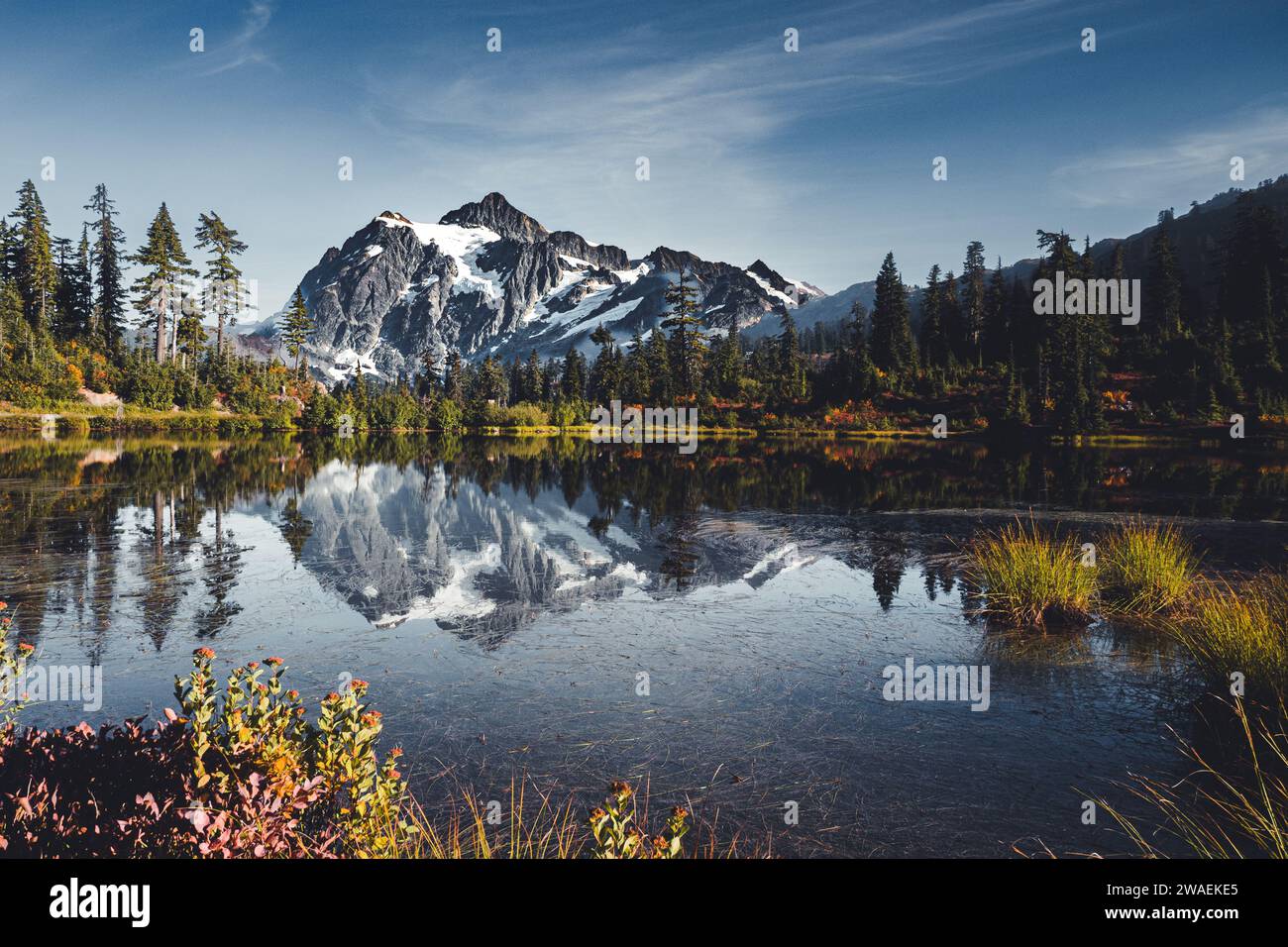 Ein malerischer Blick auf einen Berg, der sich an einem sonnigen Tag auf dem Picture Lake spiegelt Stockfoto