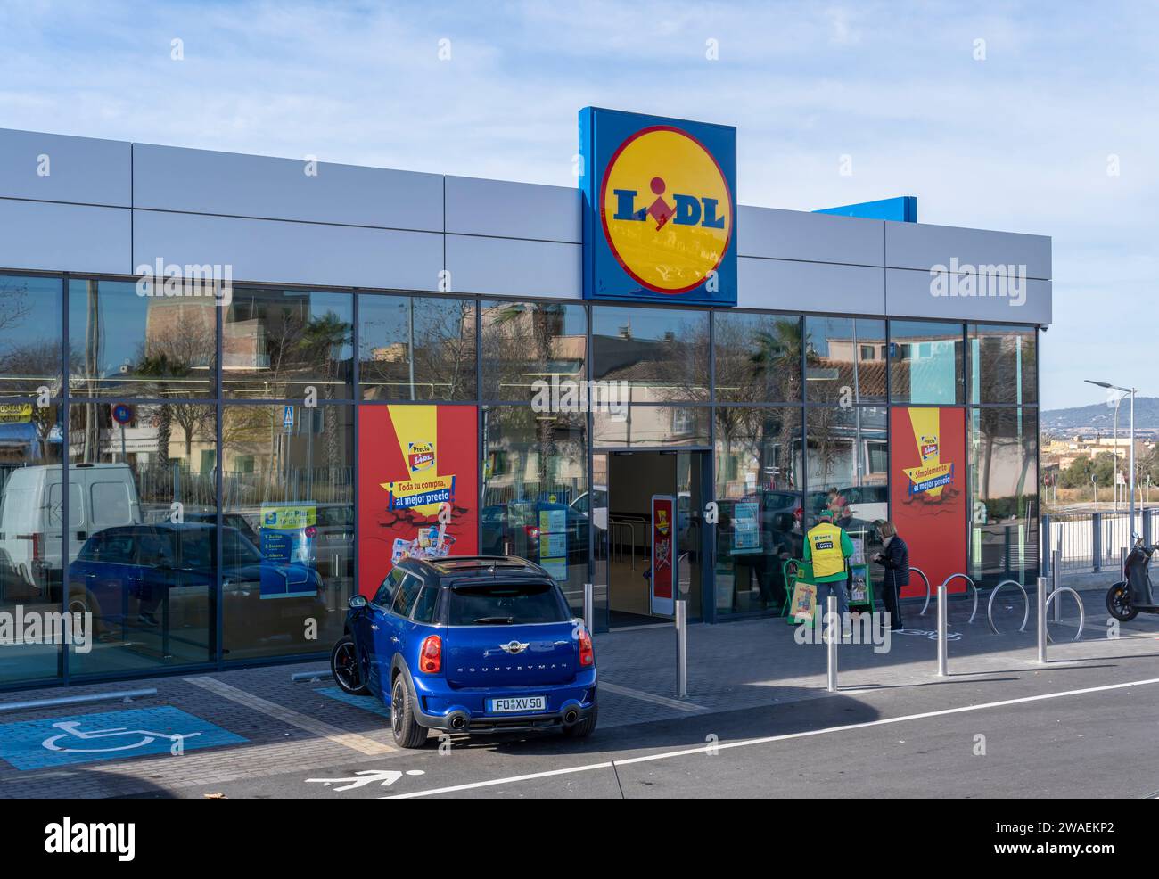 Manacor, Spanien; 02. januar 2024: Hauptfassade eines Supermarktes der internationalen Kette Lidl, morgens an einem sonnigen Tag in der mallorquinischen Stadt Stockfoto