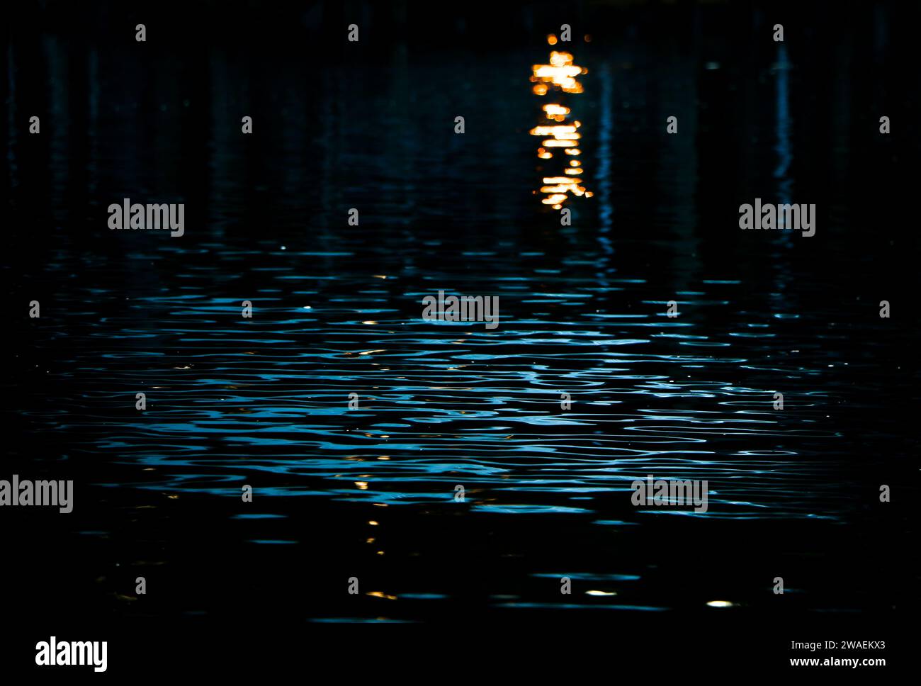 Eine wunderschöne Nachtszene in Destin, Florida, mit einer vom Mondlicht beleuchteten Strandlinie Stockfoto