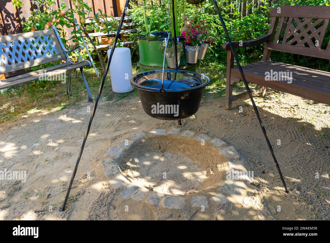 Feuerstelle für Wasserkocher Gulasch im Garten Stockfoto