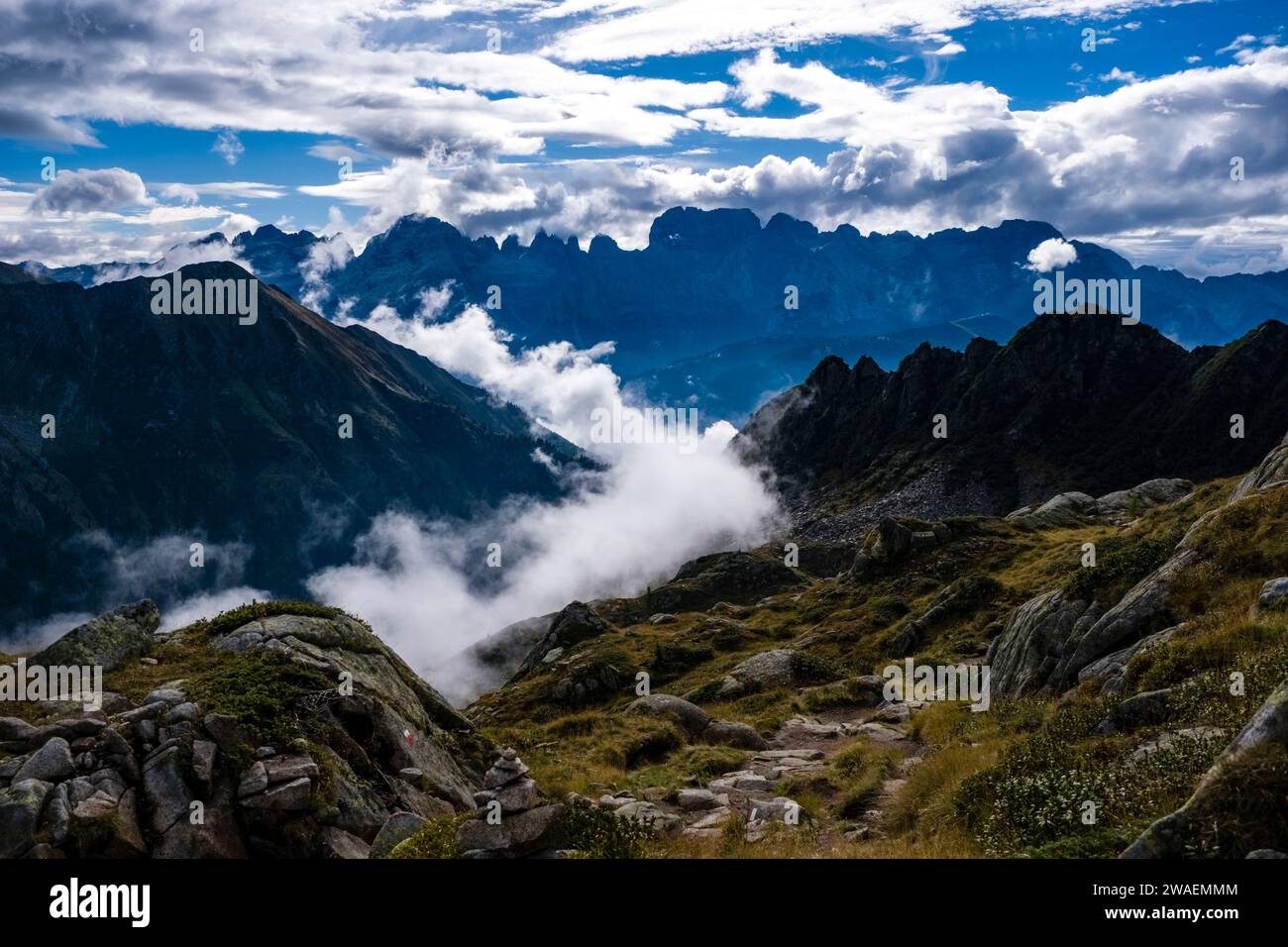 Das Hauptgebiet der Brenta-Dolomiten, Wolken, die sich in den Tälern bewegen, von der Berghütte Rifugio Cornisello aus gesehen. Stockfoto