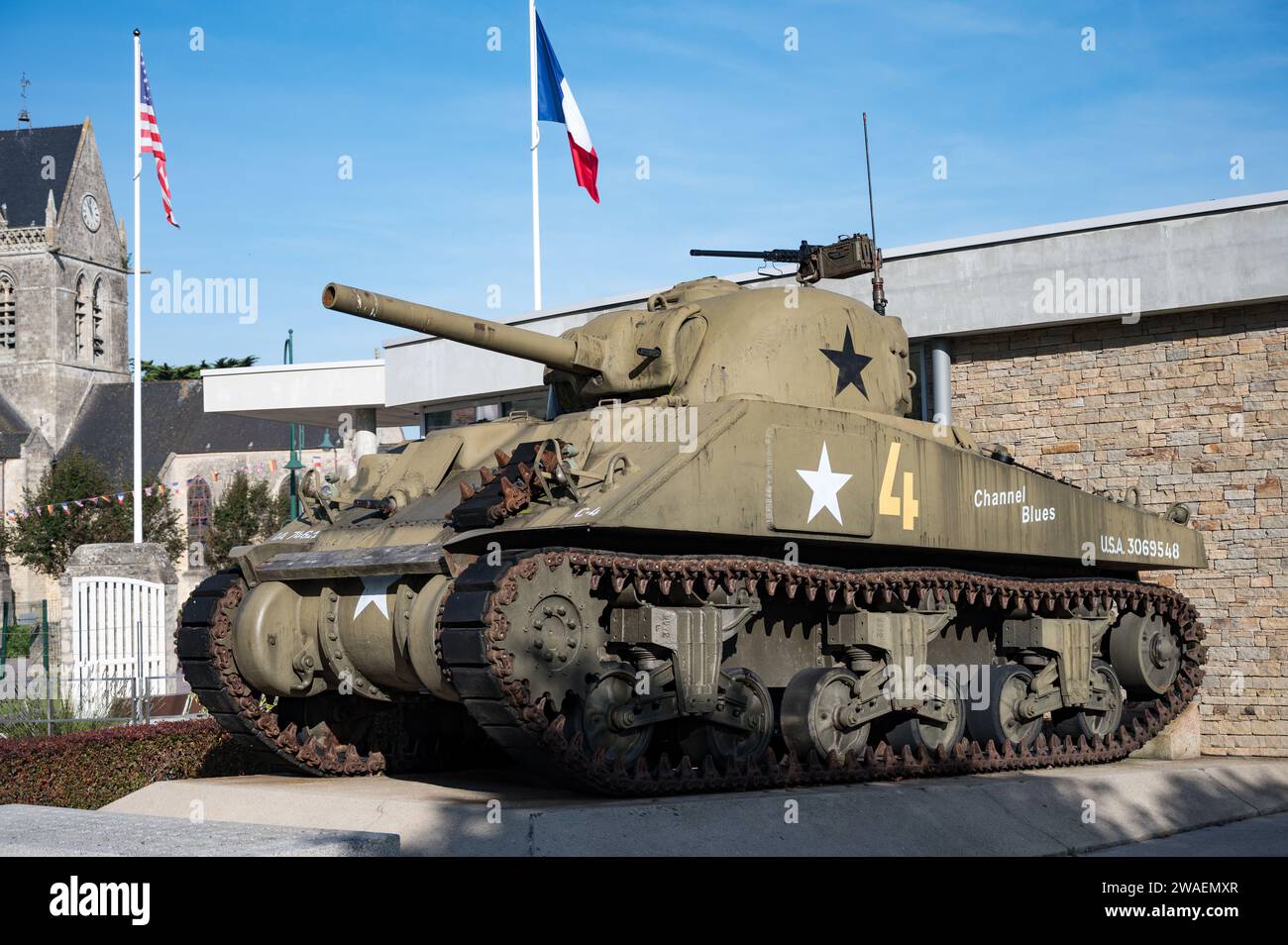 Perspektivische Vorderansicht des berühmten amerikanischen M4 Sherman mittelgroßen Panzers aus dem Zweiten Weltkrieg Stockfoto