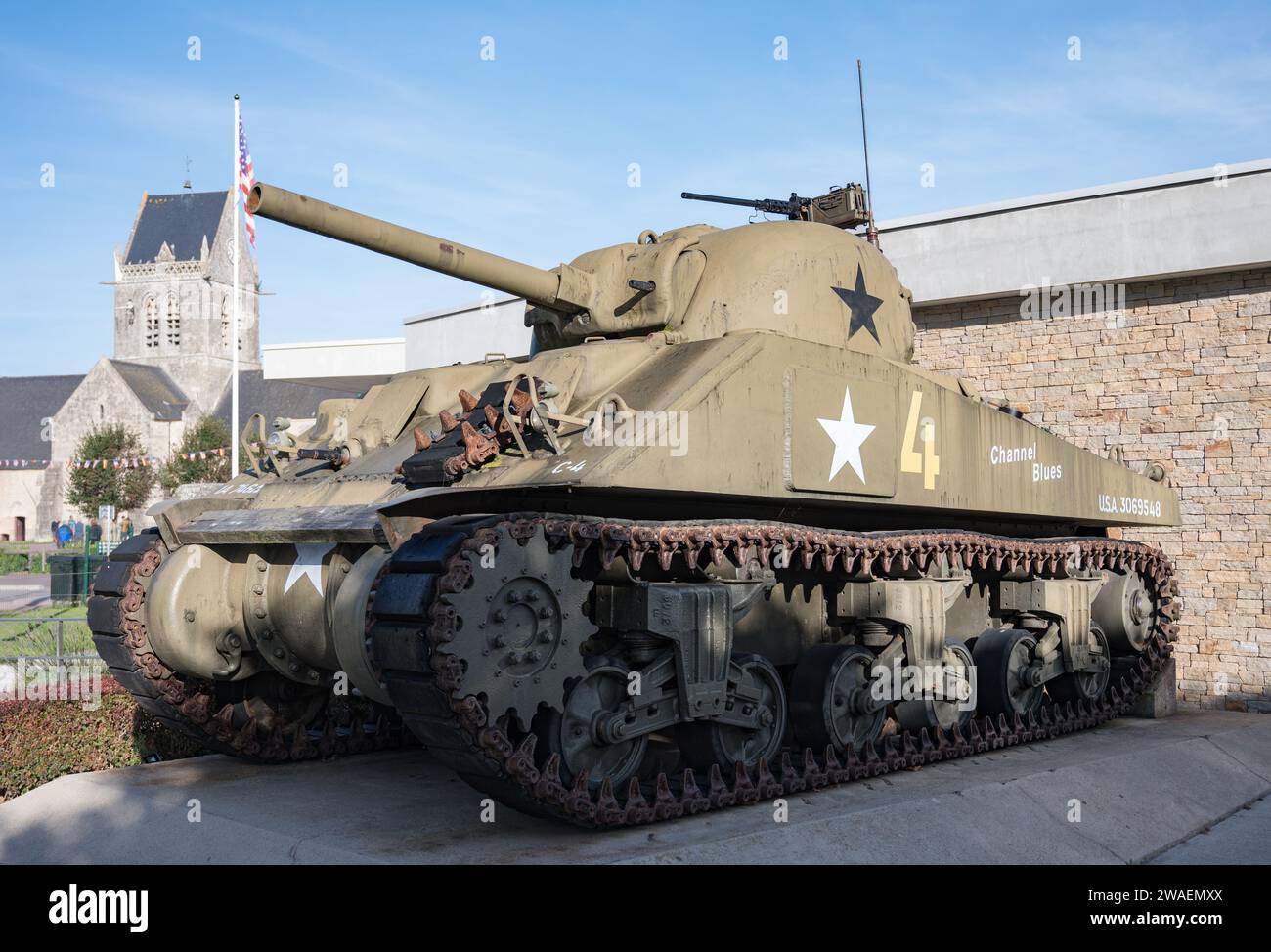 Perspektivische Vorderansicht des berühmten amerikanischen M4 Sherman mittelgroßen Panzers aus dem Zweiten Weltkrieg Stockfoto