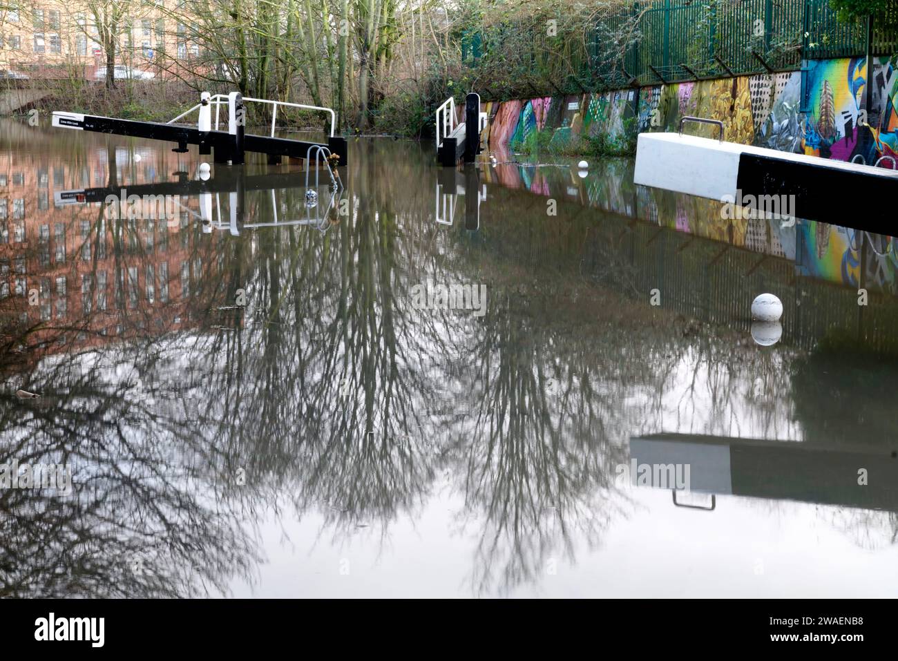 Ruhe nach dem Sturm, der Grand Union Canal in der Nähe von Abbey Park, Leicester nach Sturm Henk überflutete die Schleusen und Schleppwege. Stockfoto