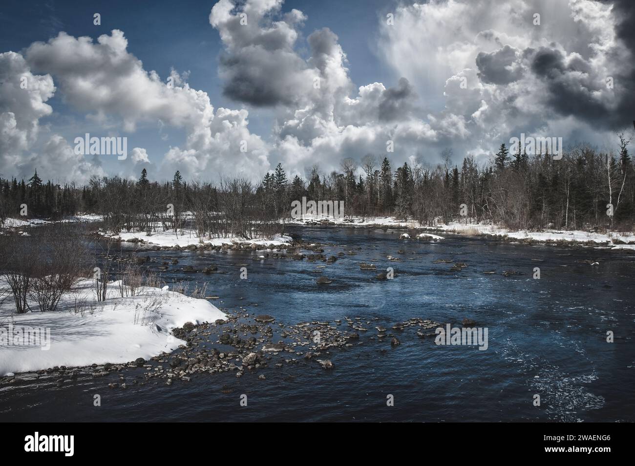 Eine malerische Winterszene eines sich windenden Flusses in Ely, Montana Stockfoto