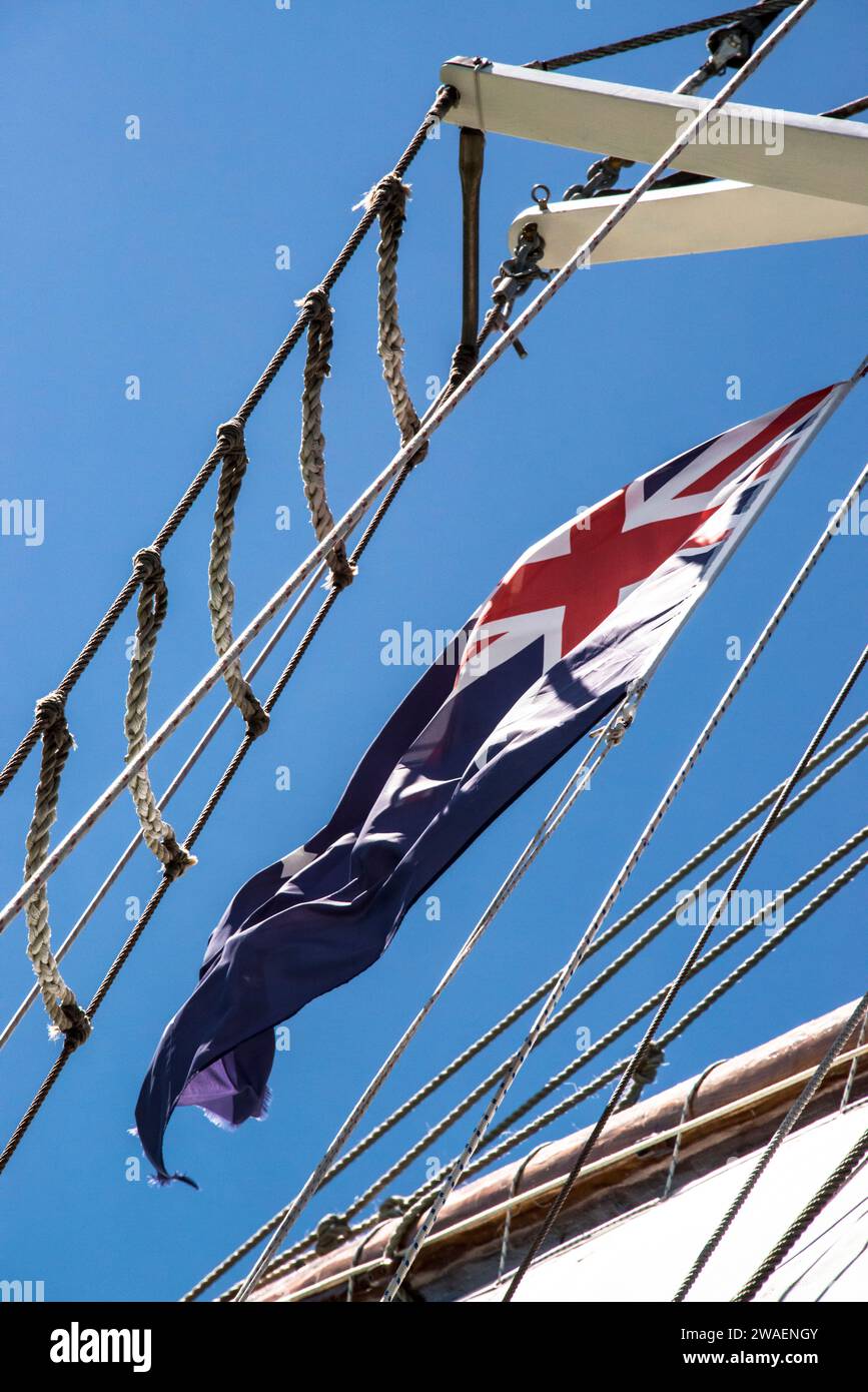 Ein niedriger Winkel der australischen Flagge, die im Flügel eines Schiffes schwimmt Stockfoto