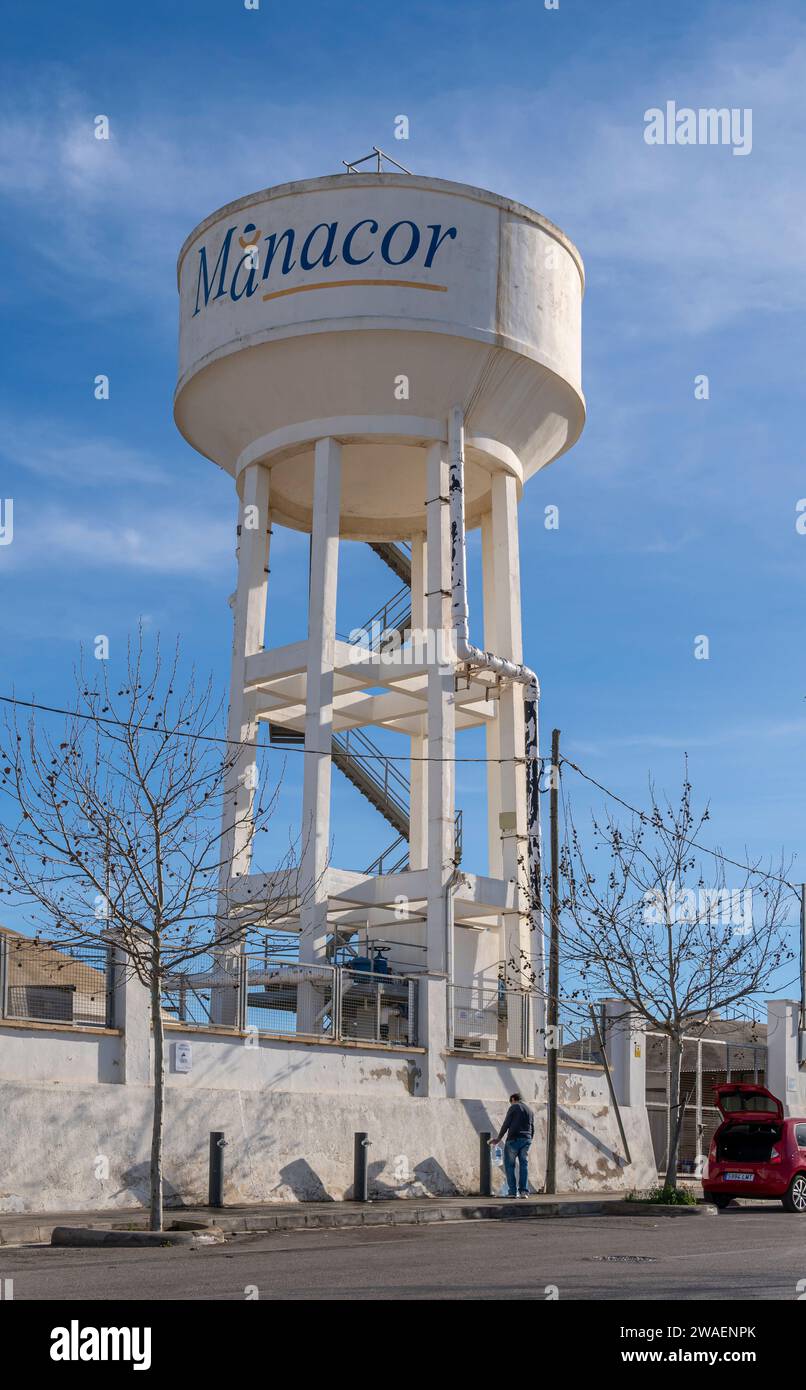 Manacor, Spanien; 02. januar 2024: Riesiger Wassertank und Brunnen zum Abfüllen von Wasserflaschen mit Menschen, die Flaschen abfüllen, in der mallorquinischen Stadt Manacor Stockfoto