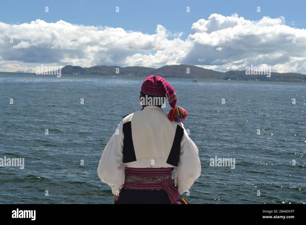 Ein peruanischer Mann, der ein Boot im Titikaka-See in Peru am Horizont Puno fährt Stockfoto