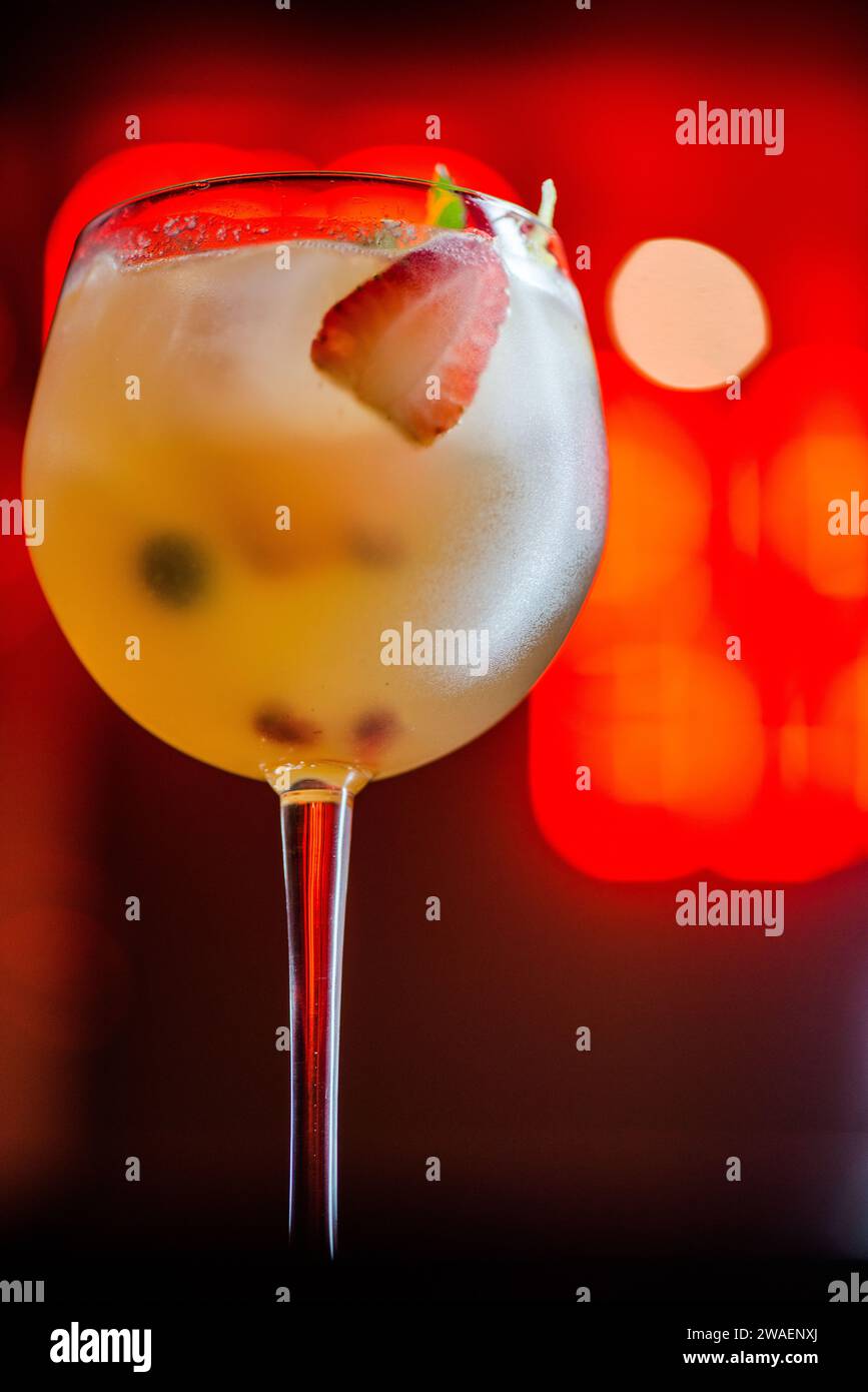 Eine vertikale eines Glases eines gemischten Cocktailgetränks Stockfoto