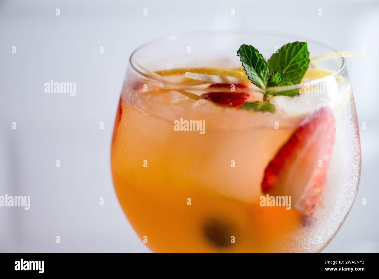 Ein erfrischender Cocktail in einem Glas an einer Bar Stockfoto