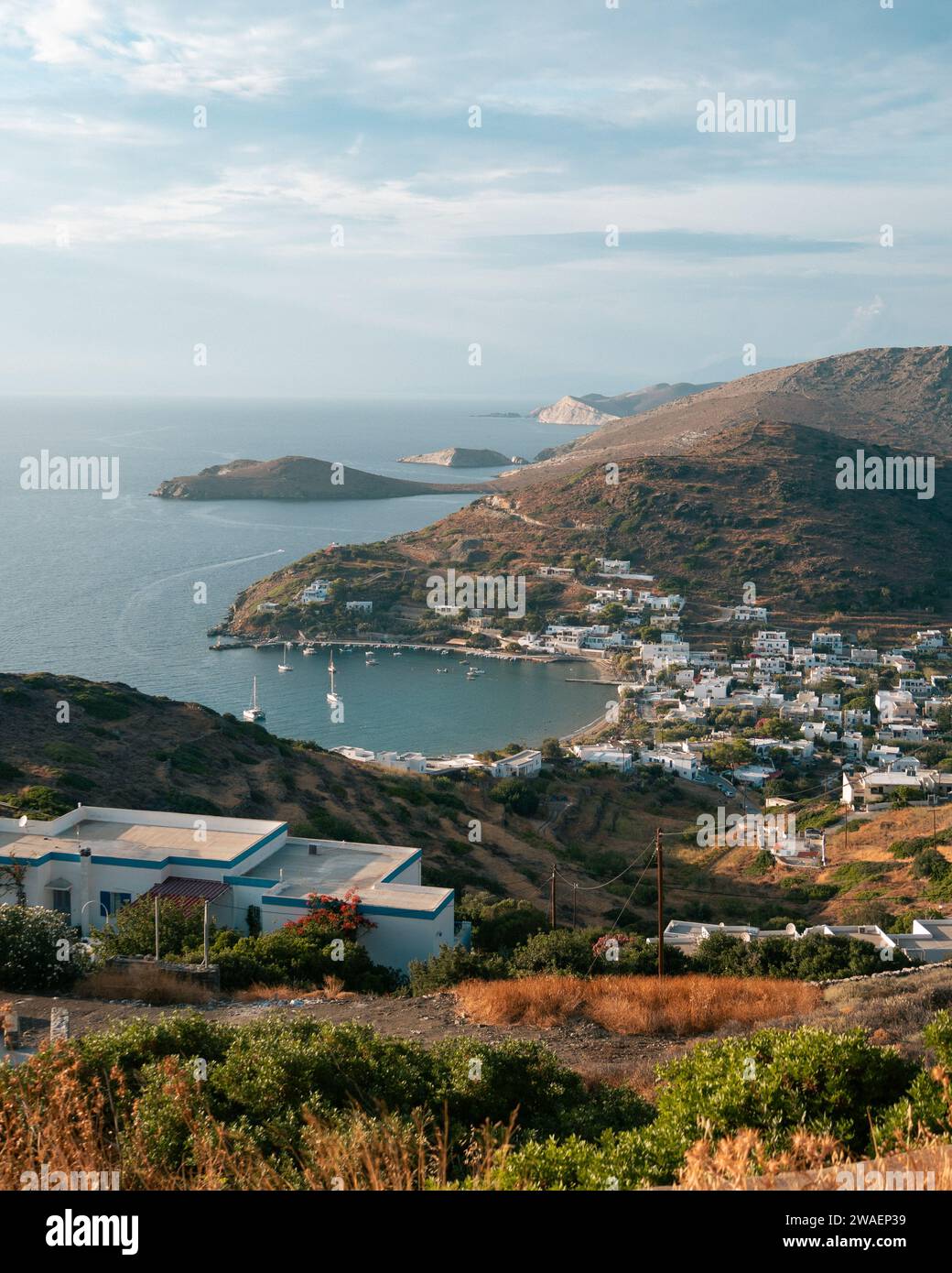 Blick von oben auf das fischerdorf Kini auf der kykladen-Insel Syros in Griechenland mit einer Hafen-, Strand- und Hügellandschaft Stockfoto