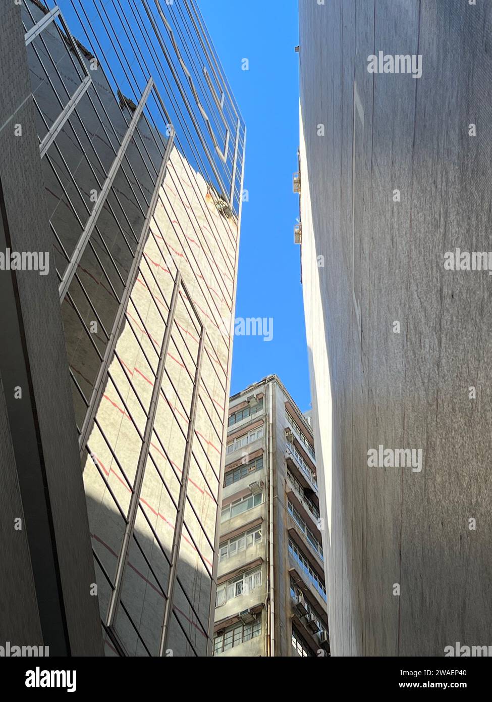 Die beiden modernen Gebäude stehen in einer ruhigen Gasse Stockfoto