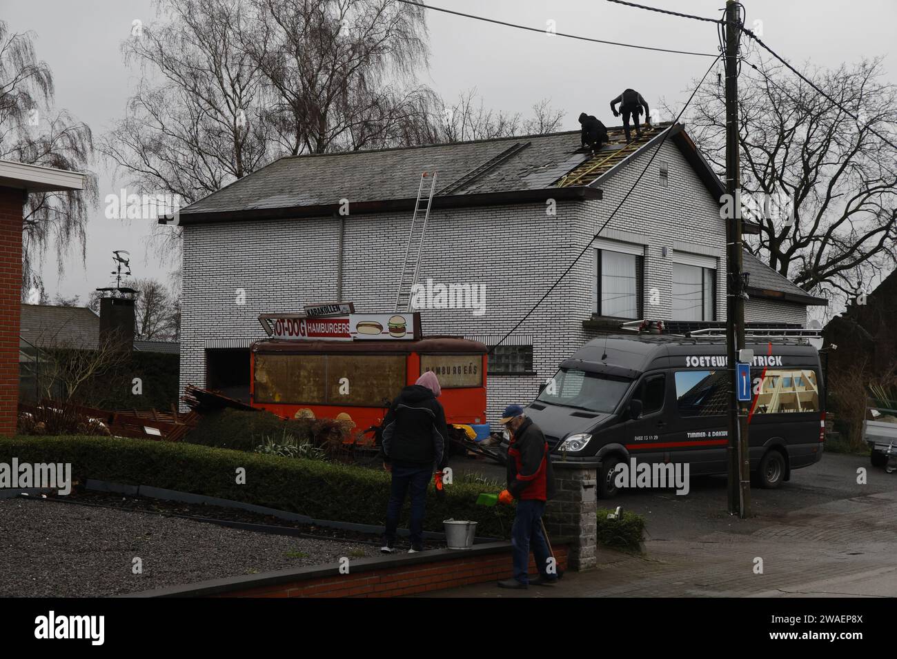 Putte, Belgien. Januar 2024. Die Szene in Putte und Sint-Katelijne-Waver am Donnerstag, dem 4. Januar 2024, nachdem gestern ein Wirbelwind in der Region verheert hat. BELGA FOTO NICOLAS MAETERLINCK Credit: Belga News Agency/Alamy Live News Stockfoto