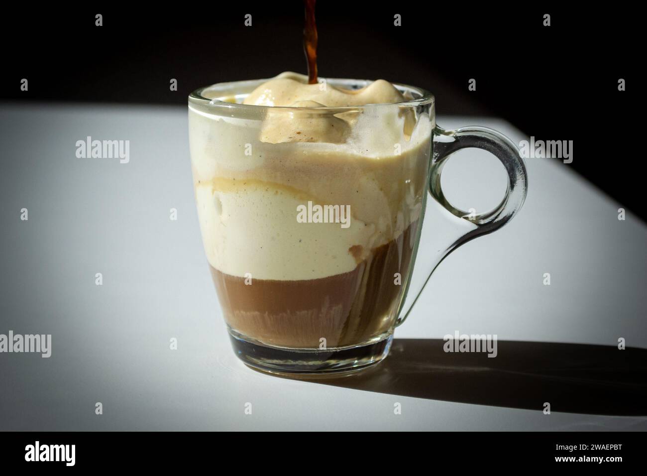 Glasbecher mit Affogato auf dem Tisch in hellem Licht Stockfoto