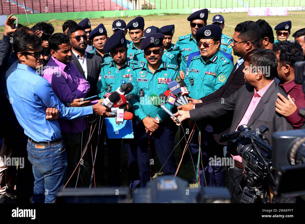 Januar 2024, Chittagong, M A Aziz Stadium, Bangladesch: als Teil der besonderen Sicherheitsmaßnahmen in der Stadt während der 12. Nationalversammlung in Bangladesch, schickt CMP-Kommissar Krishnapad Roy Reporter nach Inspektion der Suchoperationen rund um das Vertriebszentrum für Wahlausrüstung MA Aziz Stadium, die von der Polizei ausgebildete Hundetruppe „K-Nine“ (Credit Image: © Mohammed Shajahan/ZUMA Press Wire) NUR REDAKTIONELLE VERWENDUNG! Nicht für kommerzielle ZWECKE! Stockfoto