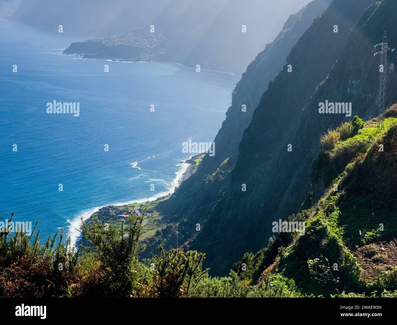 Ein Blick aus der Vogelperspektive auf wunderschöne Berge und grüne Hügel in Madeira, Portugal. Stockfoto
