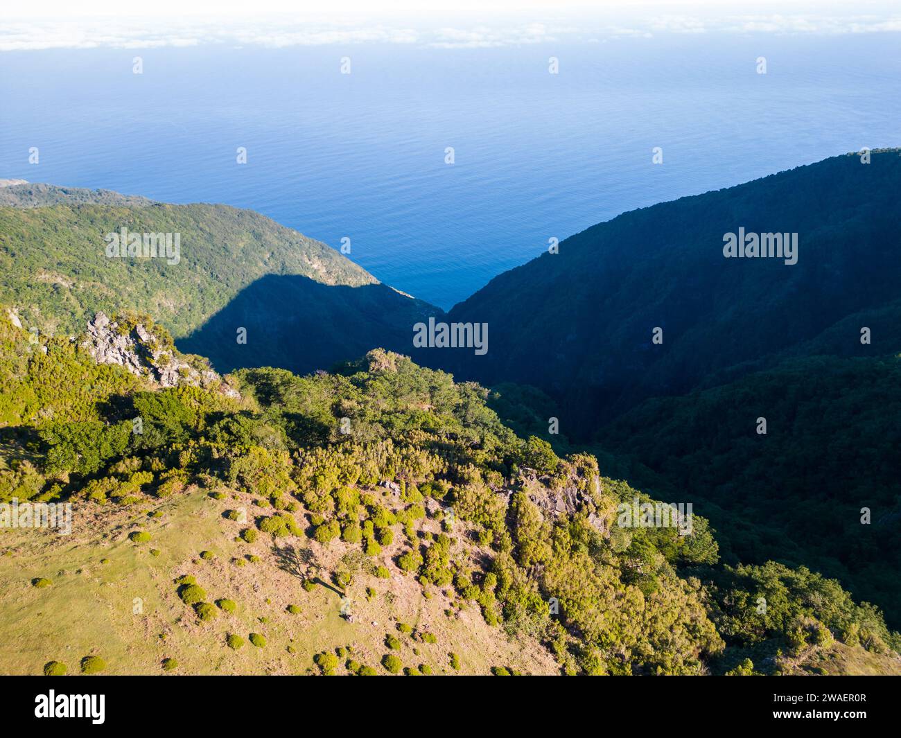 Ein Blick aus der Vogelperspektive auf wunderschöne Berge und grüne Hügel in Madeira, Portugal. Stockfoto