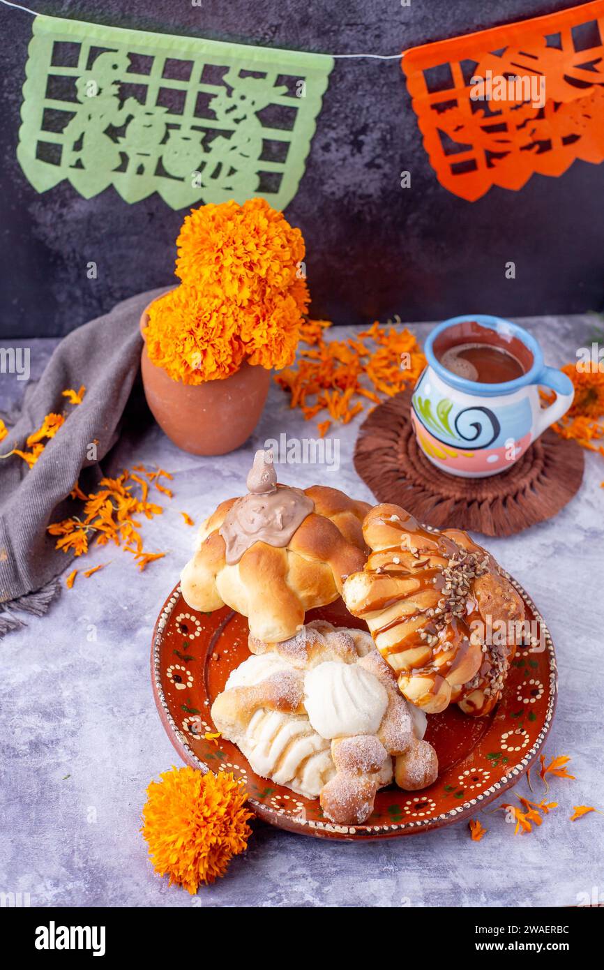 Brot der Toten und heiße Schokolade, typisch mexikanisches Essen, um mit der Familie zu feiern Stockfoto