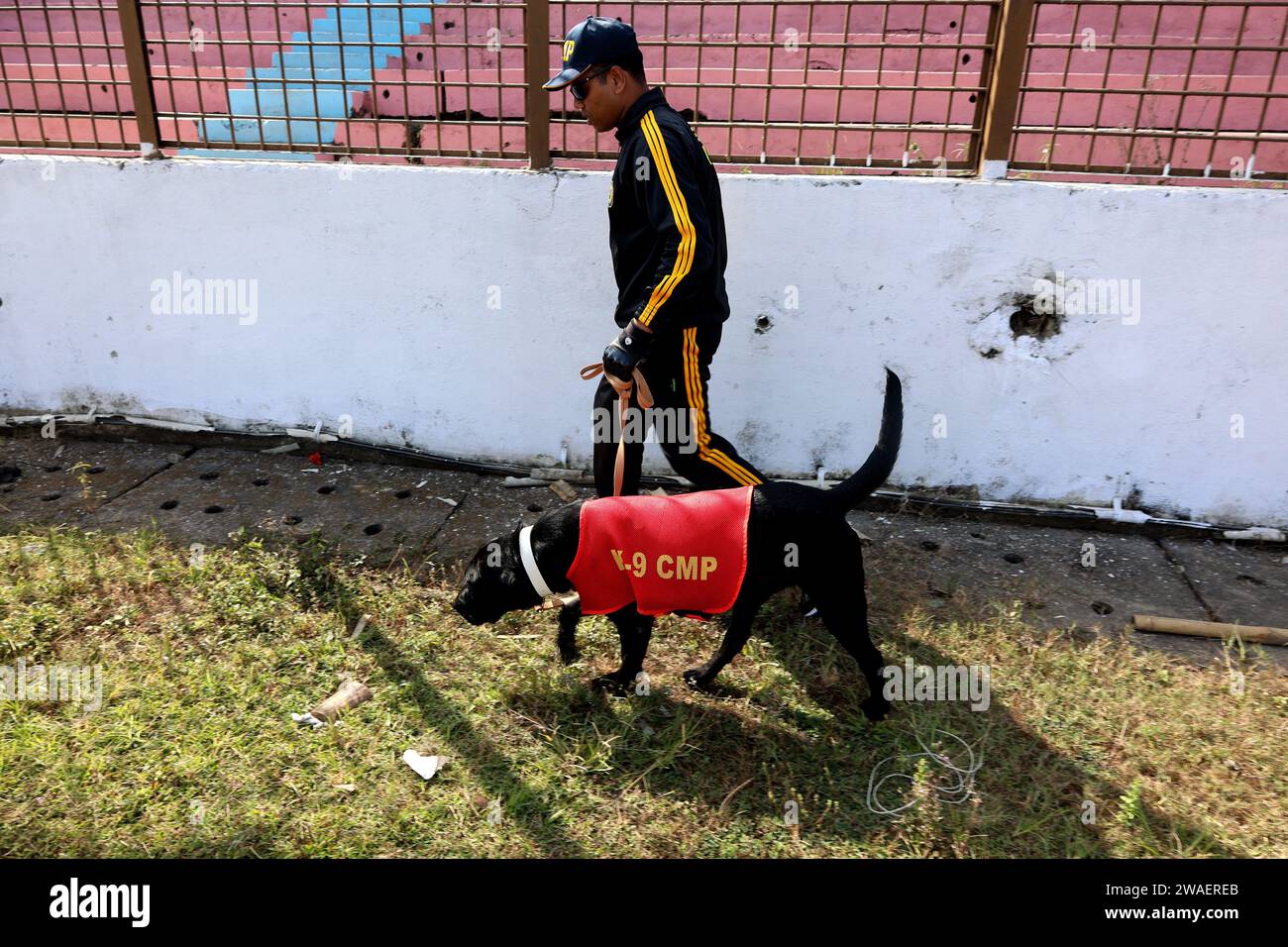 Januar 2024, Chittagong, M A Aziz Stadium, Bangladesch: im Rahmen der besonderen Sicherheitsmaßnahmen in der Stadt während der 12. Nationalparlamentarwahlen von Bangladesch nahm die ausgebildete Hundetruppe „K-9“ der Polizei an der Durchführung der Suchaktion rund um das M A Aziz Stadion, dem Vertriebszentrum für Wahlausrüstung in Chittagong, Teil. (Kreditbild: © Mohammed Shajahan/ZUMA Press Wire) NUR REDAKTIONELLE VERWENDUNG! Nicht für kommerzielle ZWECKE! Stockfoto