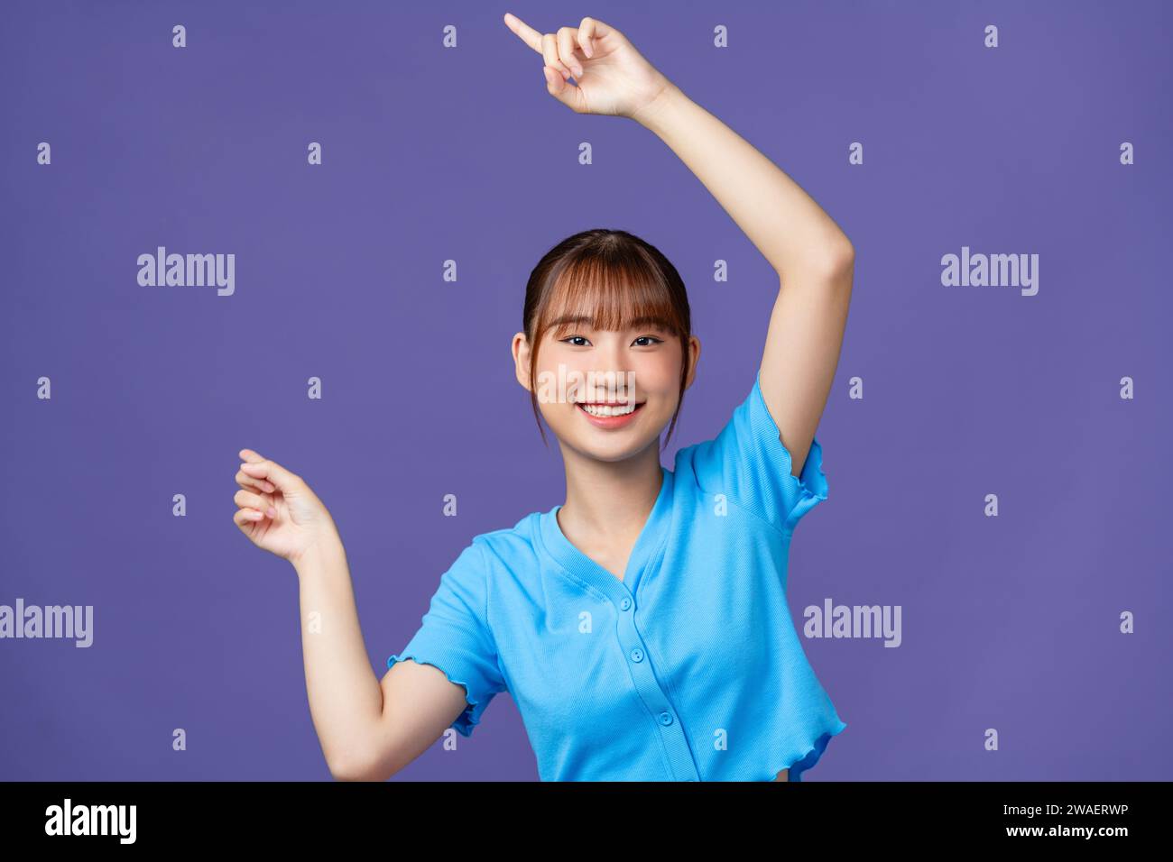 Asiatische junge schöne Frau mit Handgeste, zeigen Sie den Ausdruck von interessant, Stockfoto