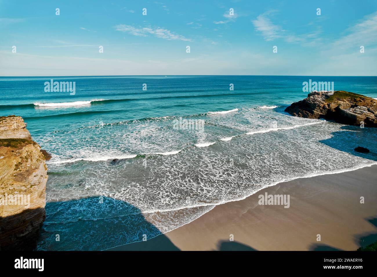 Über dem Blick auf die leere Praia das Catedrais oder den Strand der Kathedralen an der Nordwestküste Spaniens. Es wurde zum Naturdenkmal erklärt. Reisen Stockfoto