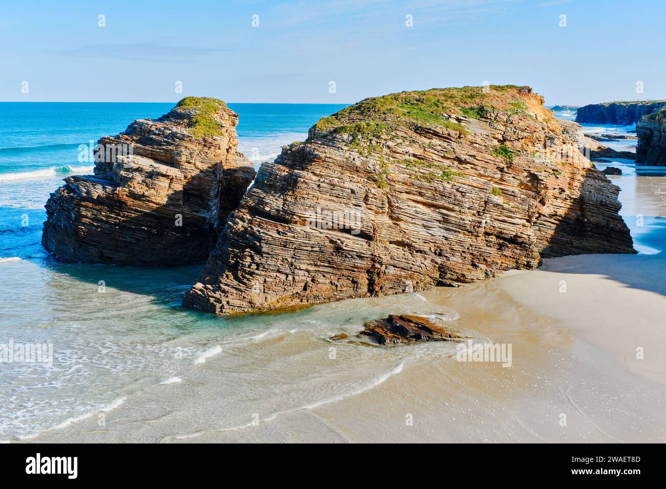 Über dem Blick auf die leere Praia das Catedrais oder den Strand der Kathedralen an der Nordwestküste Spaniens. Es wurde zum Naturdenkmal erklärt. Reisen Stockfoto