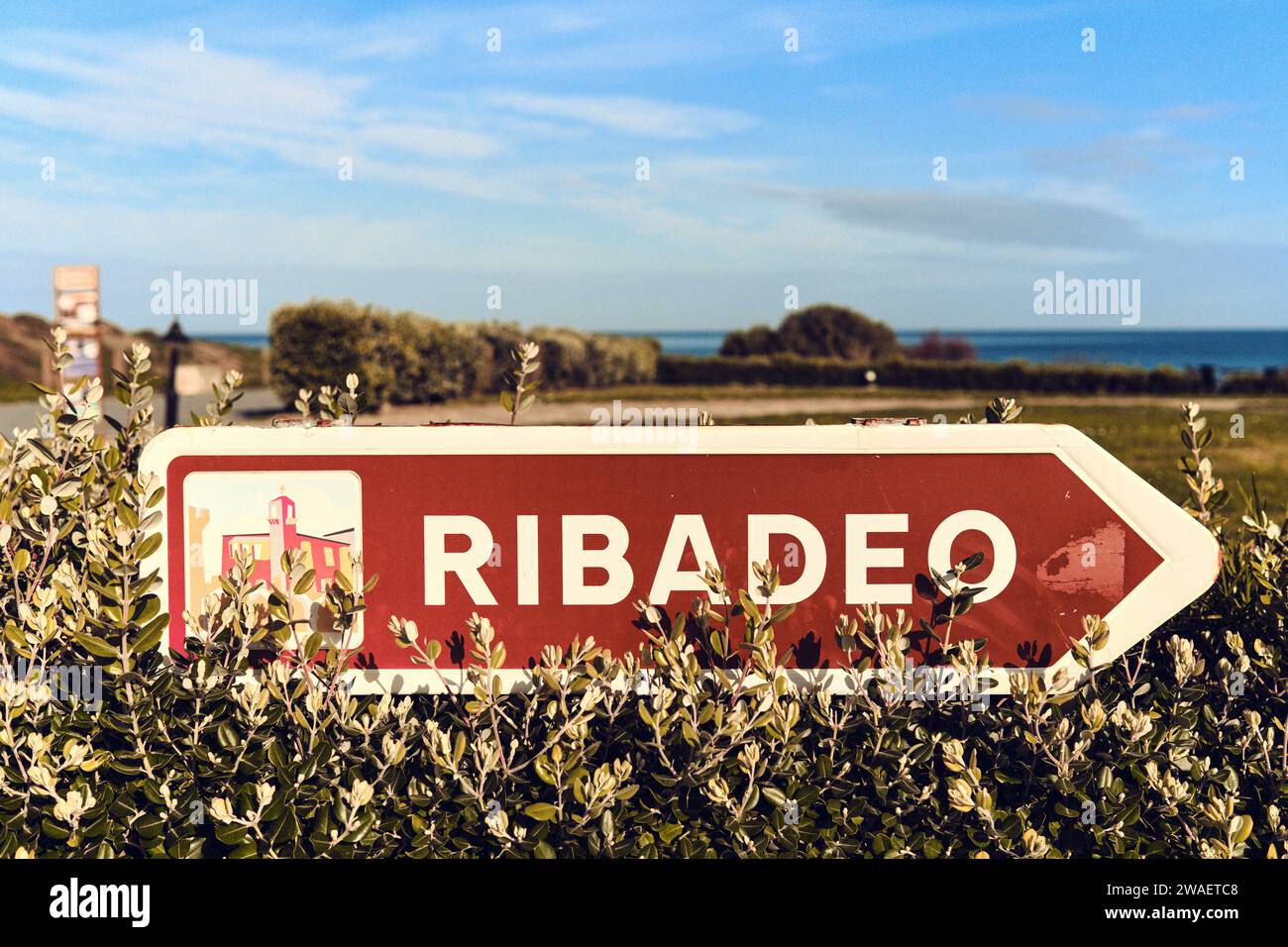 Tagsüber aus nächster Nähe das Ribadeo-Schild am blauen Himmel. Ausflugsziele, Reise- und Touristenziele. Nördlich von Spanien, europäische Städte, Galici Stockfoto