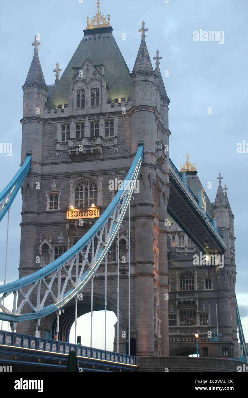 Die ikonische Tower Bridge in London ist ein majestätisches Gebäude mit kunstvollen Details und einer atemberaubend erhaltenen Fassade, die die Zeit überdauert Stockfoto