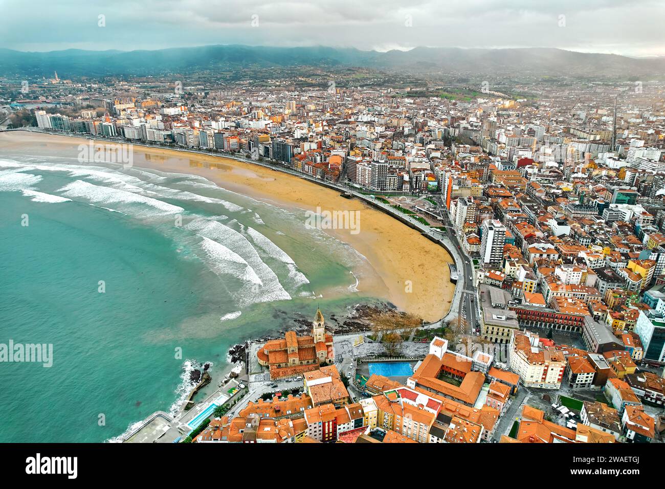 Drohnenblick Gijón oder Xixón Stadt im Nordwesten Spaniens, Küste des Kantabrischen Südostens, Bucht von Biskaya, im zentral-nördlichen Teil von Asturien. Trave Stockfoto
