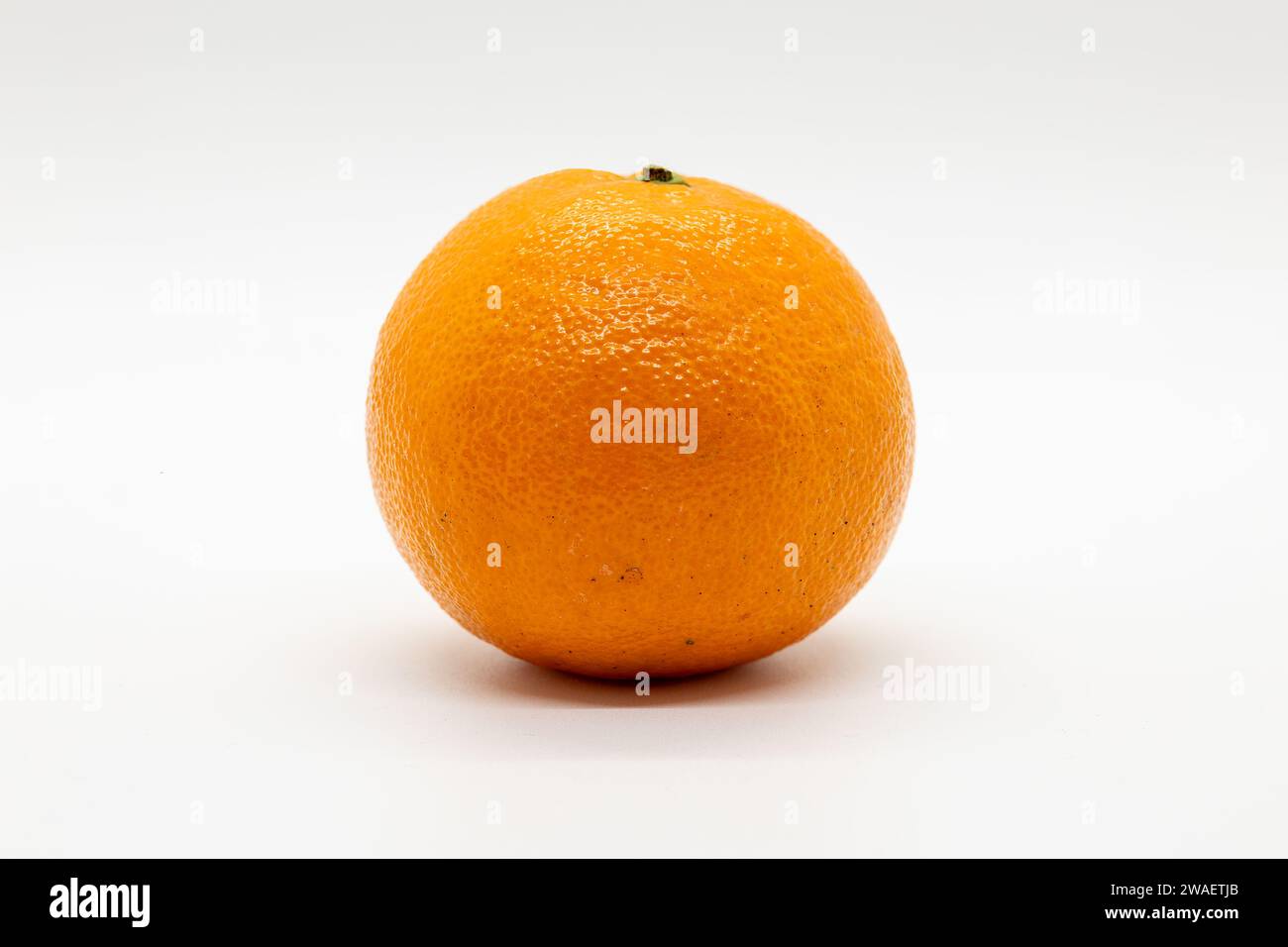 Eine Großaufnahme einer Mandarine auf weißem Hintergrund Stockfoto