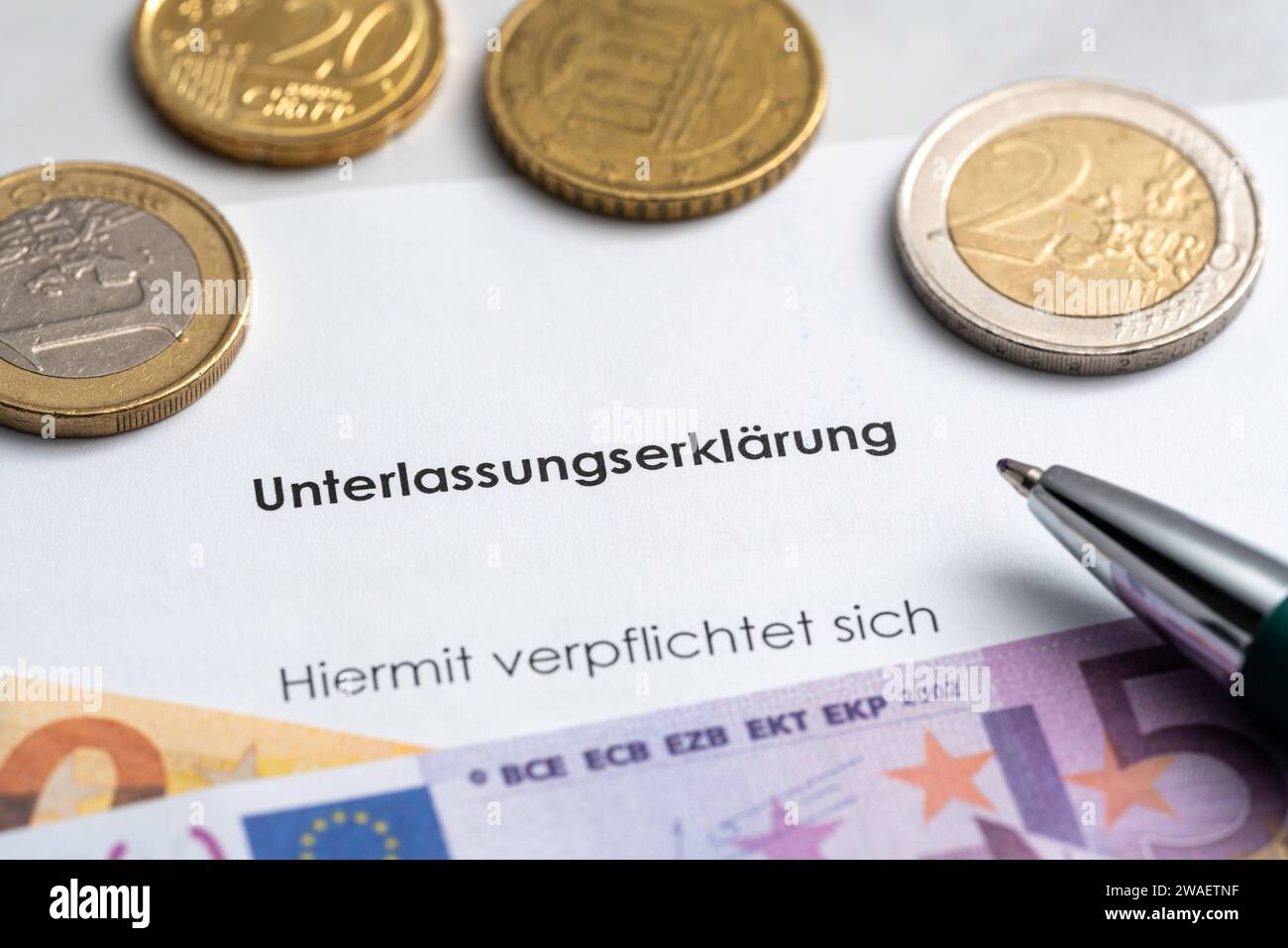 Bayern, Deutschland - 3. Januar 2023: Eine Unterlassungserklärung mit Euro Geldscheinen und Münzen *** eine Unterlassungserklärung mit Euro Geldscheinen und Münzen Stockfoto