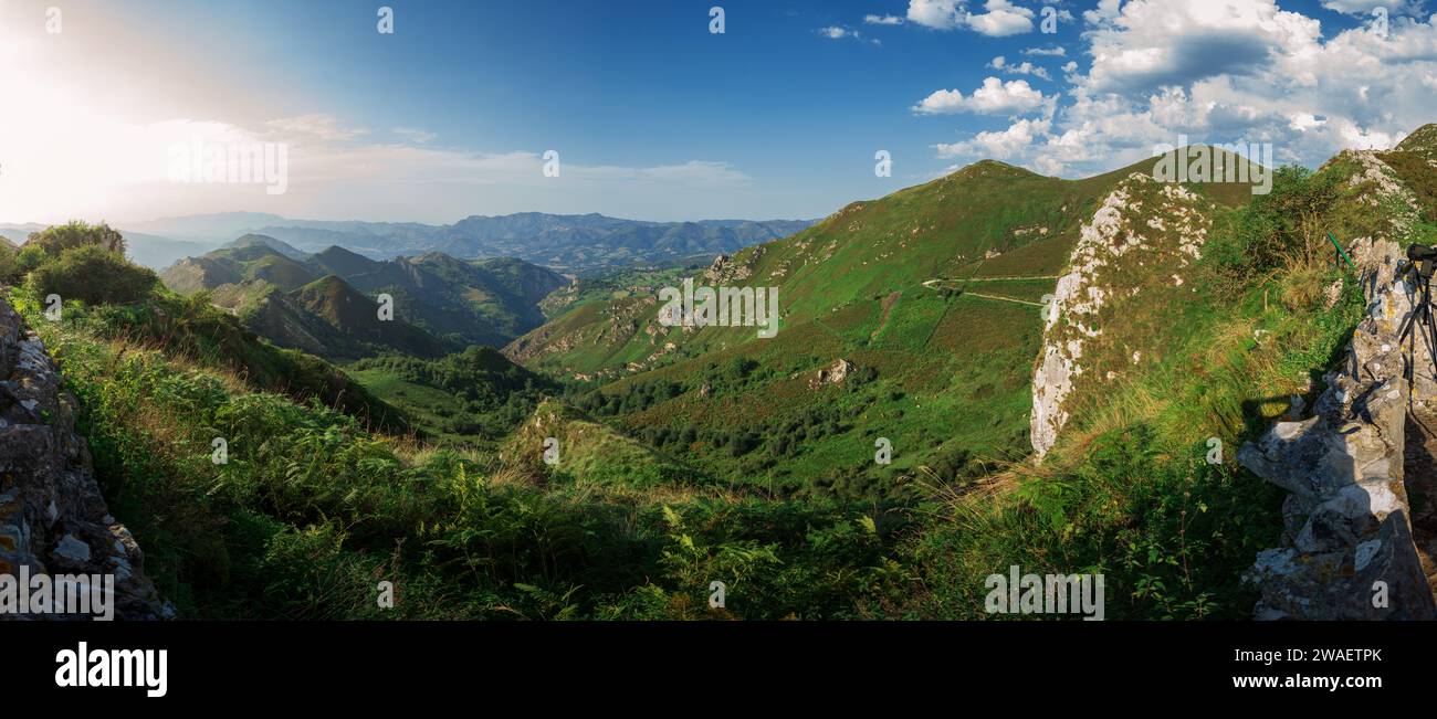 Die atemberaubende Landschaft von Asturien, Spanien mit grünen Bergen vor einem bewölkten Himmel Stockfoto