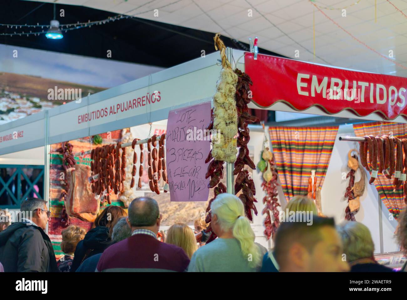 UGIJAR, SPANIEN - 09. DEZEMBER 2023 die regionalen Hersteller von Handwerk, Gastronomie und Tourismus präsentieren ihre Produkte und Dienstleistungen auf der größten traditionellen Tour Stockfoto